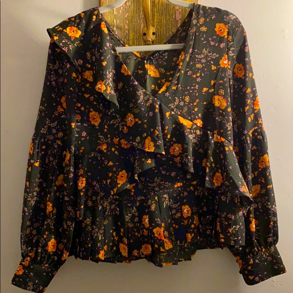 Long Sleeve Green Floral Crop Top w/ruffle V-Neck